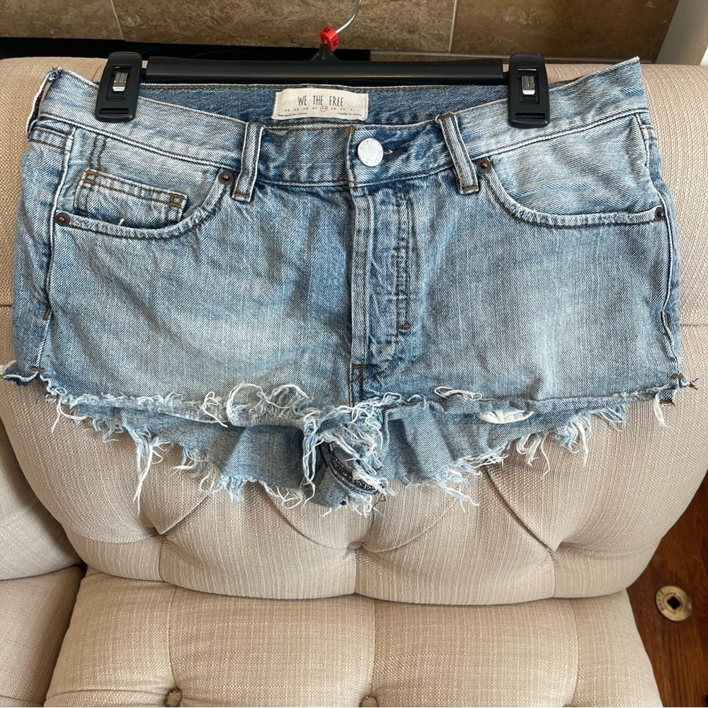 F:  Free People Shorts Women’s 28 Light Blue Denim Raw hem Festival Distressed